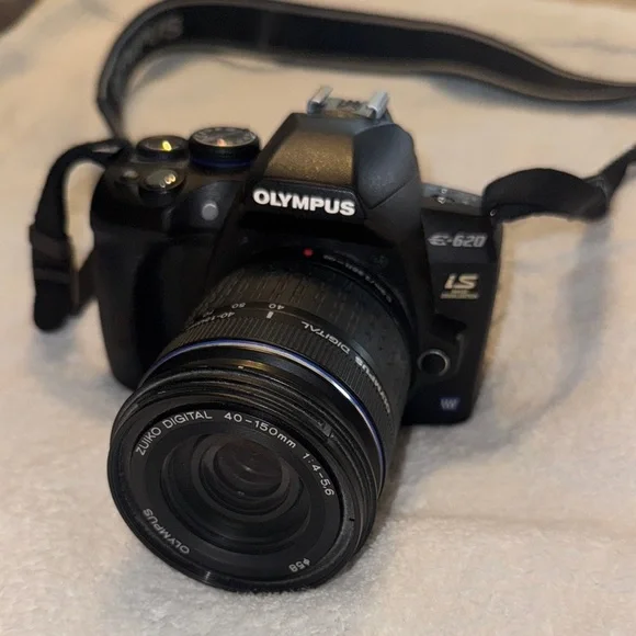 Olympus Black Digital Camera with Professional Design and Zoom Lens - Picture 1 of 5